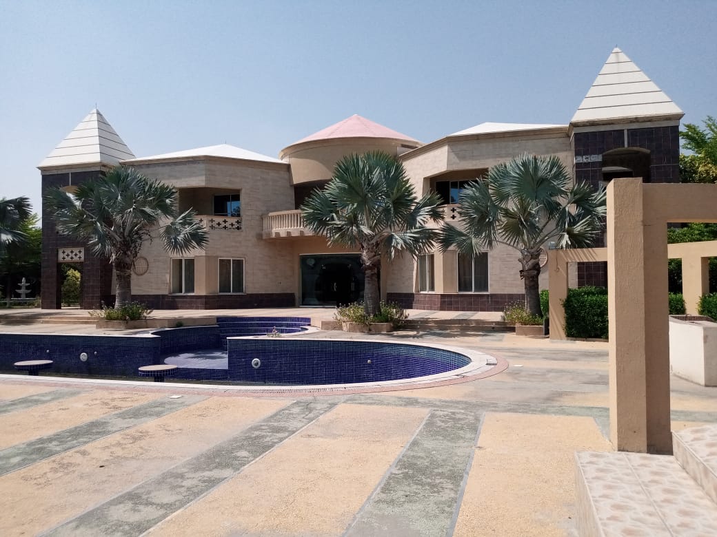 Cover image of Qasr e Zouq